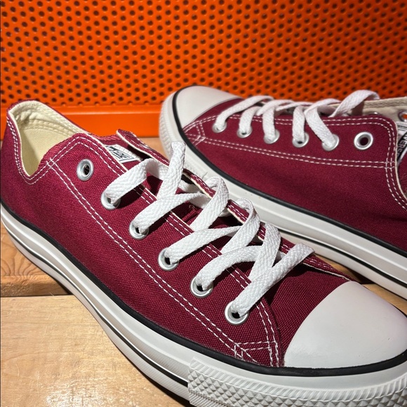 Converse Men's Chuck Taylor Maroon Low Top - Picture 5 of 11